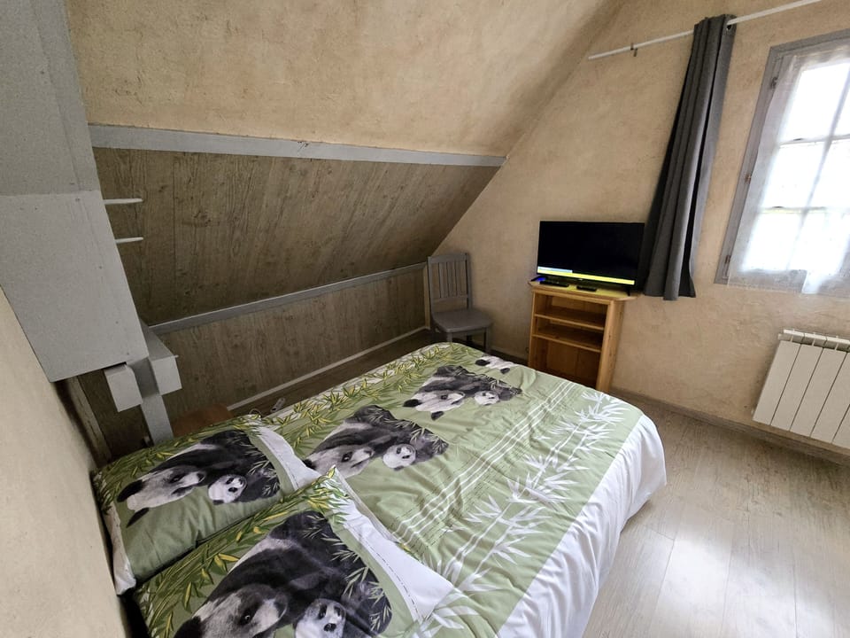 Classic Room | Desk, laptop workspace, free WiFi