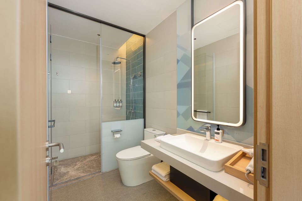 1 King Standard Extra Floor Space | Bathroom | Shower, hydromassage showerhead, free toiletries, hair dryer