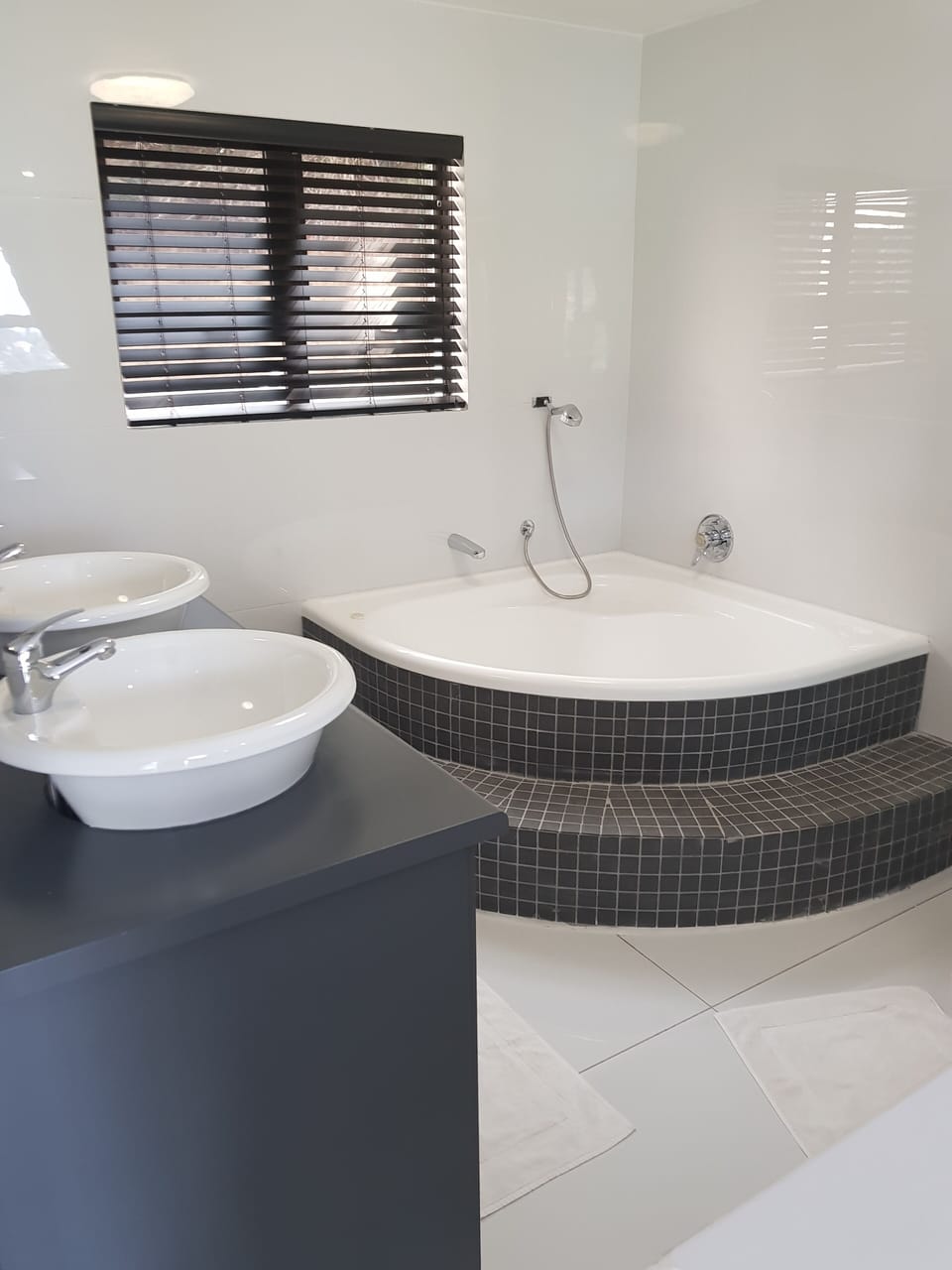 Luxury Double or Twin Room, Balcony, Lake View | Bathroom
