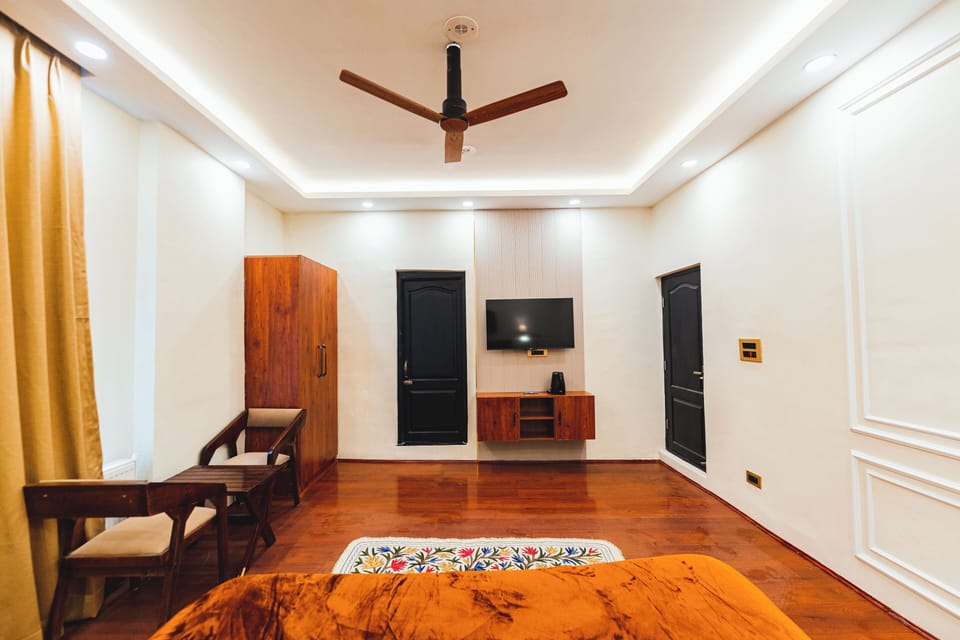 Deluxe Double Room, Hill View | Laptop workspace, soundproofing, WiFi (free)