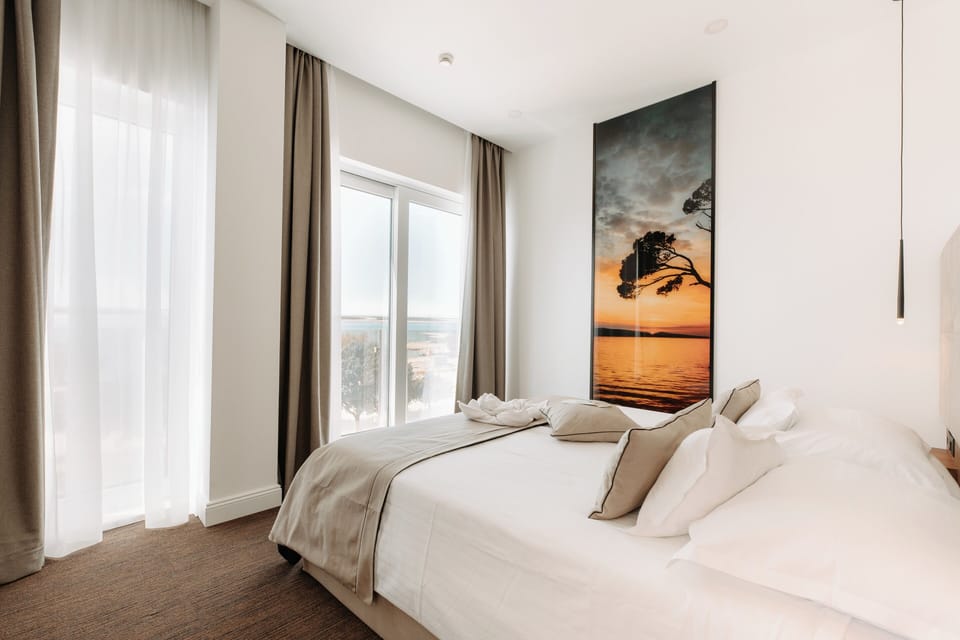 Deluxe double room with balcony and sea view | Minibar, in-room safe, desk, laptop workspace