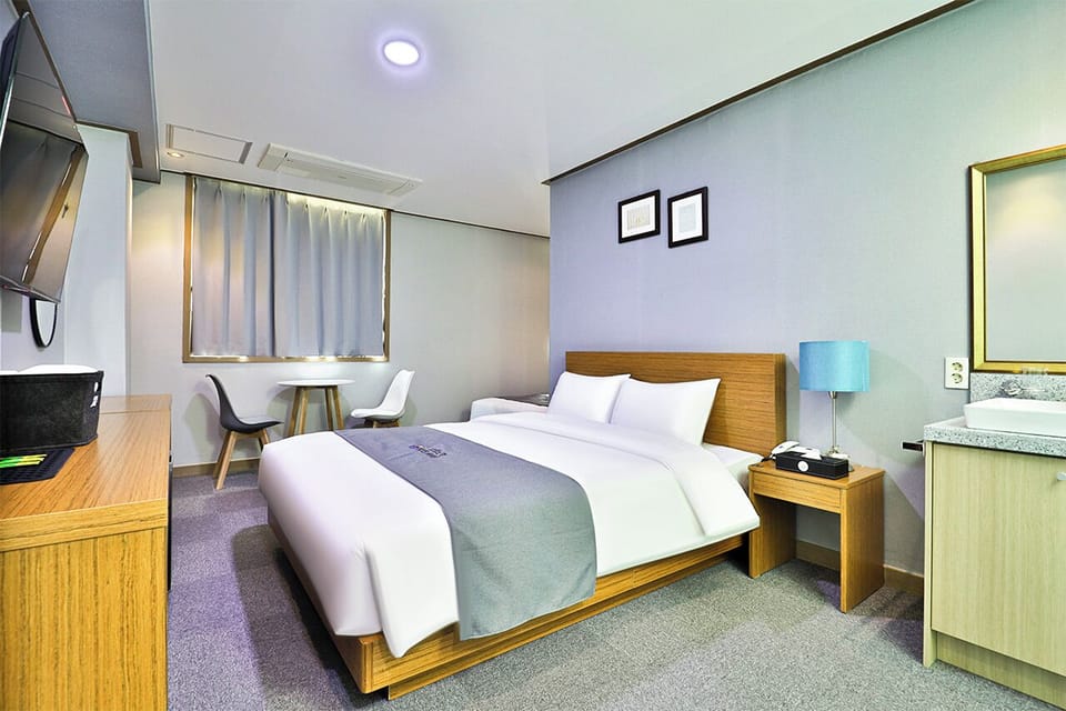 Deluxe Twin (Breakfast not provided on Sunday) | Soundproofing, WiFi (free), bed sheets