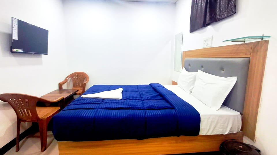 Standard Double Room | Desk, laptop workspace, free WiFi