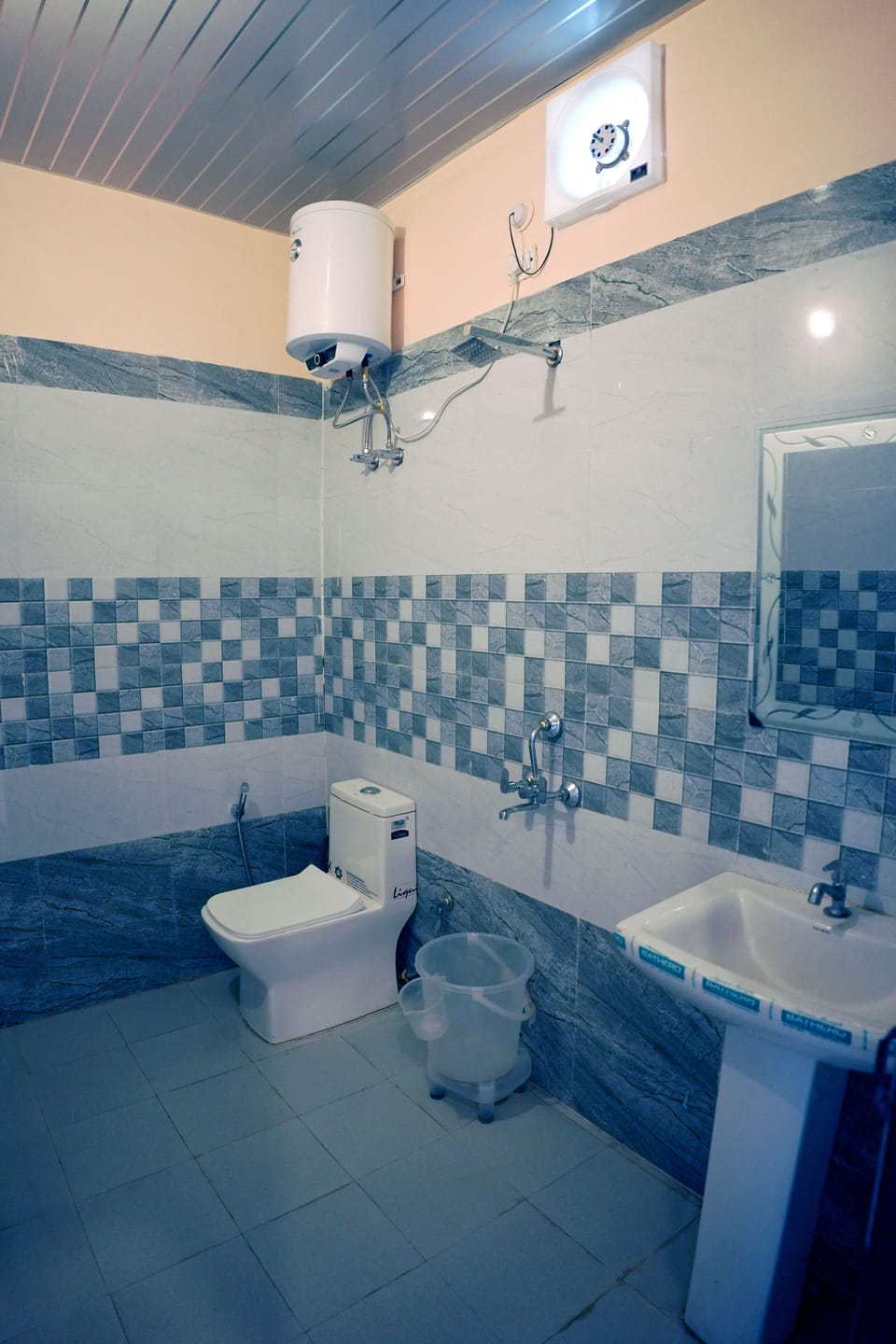 Family Room | Bathroom | Shower, free toiletries, towels
