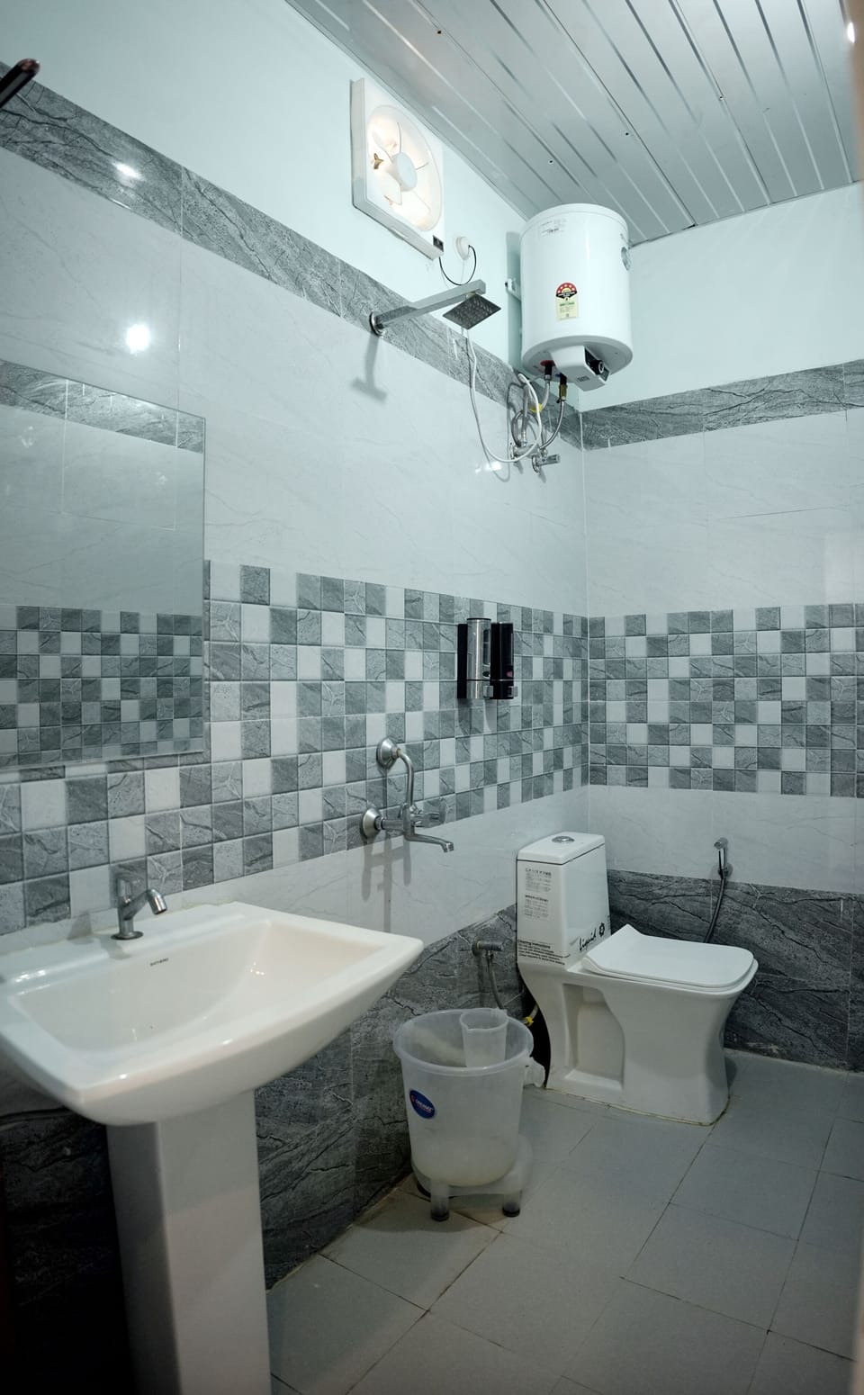 Deluxe Room, Pool View | Bathroom | Shower, free toiletries, towels