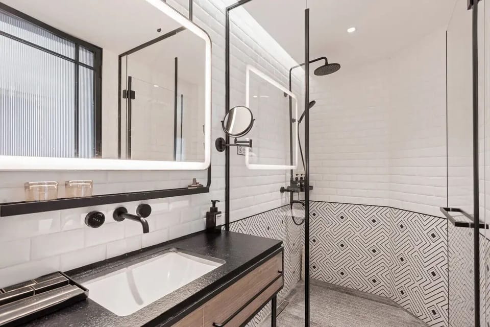 Family Suite, City View | Bathroom | Free toiletries, hair dryer, slippers, towels