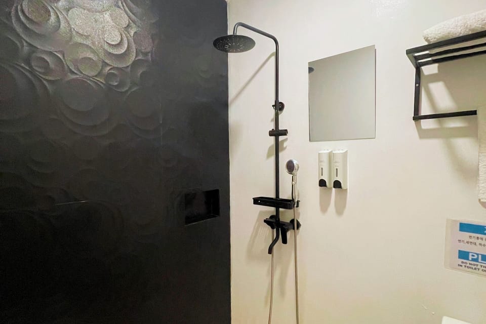 Superior Double Room, Non Smoking | Bathroom | Shower, rainfall showerhead, free toiletries, hair dryer