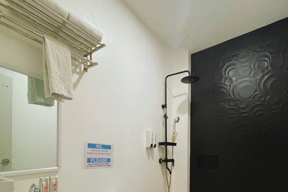Standard Room | Bathroom | Shower, rainfall showerhead, free toiletries, hair dryer