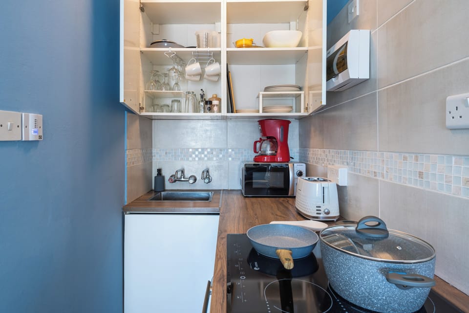 Apartment, 1 Bedroom, Kitchen, Garden View | Private kitchen | Coffee/tea maker, mini-fridge, microwave, oven