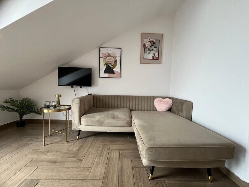 Comfort Apartment, Balcony, City View | Living area
