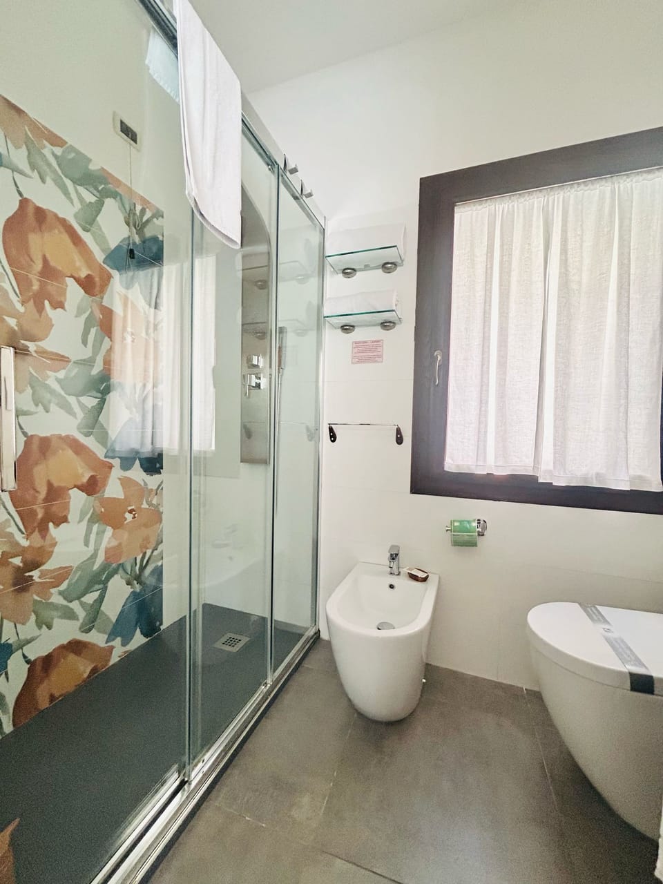 Deluxe Double Room | Bathroom | Shower, hair dryer, bathrobes, towels