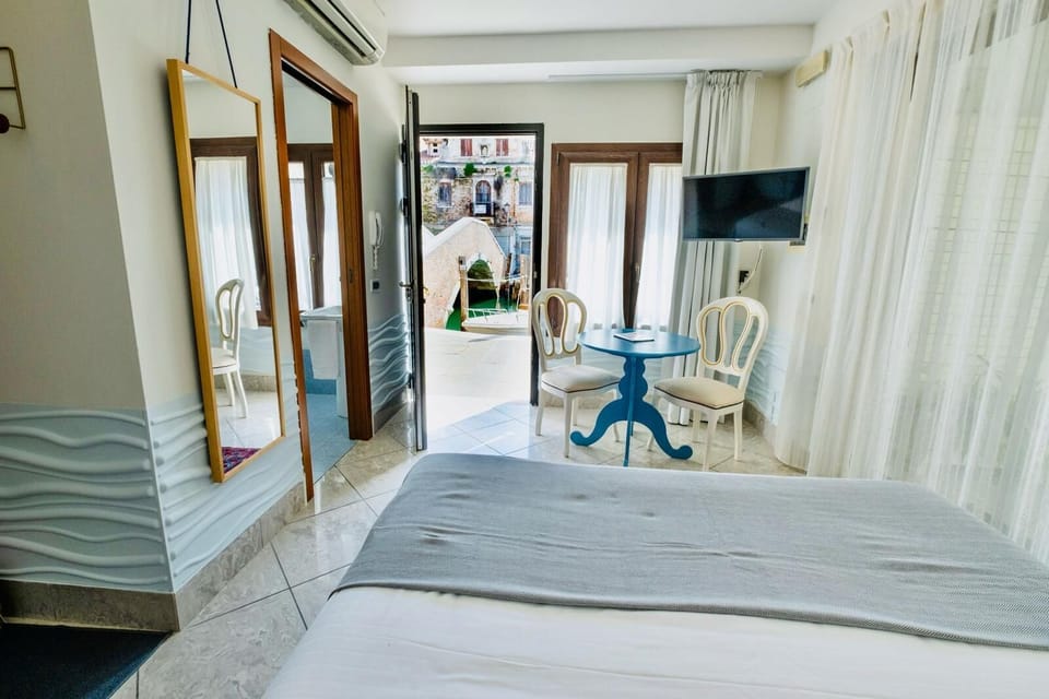 Luxury Double Room, Canal View | Minibar, in-room safe, desk, laptop workspace