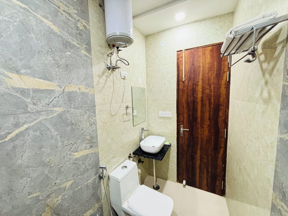 Shower, free toiletries, hair dryer, bathrobes