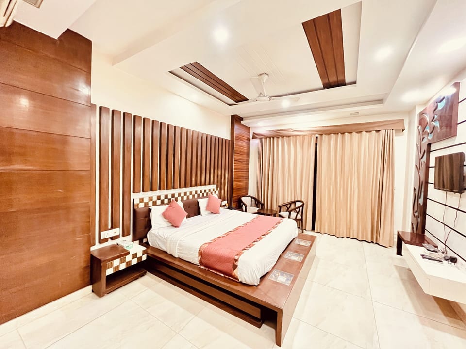 Premium Room | Premium bedding, in-room safe, desk, laptop workspace