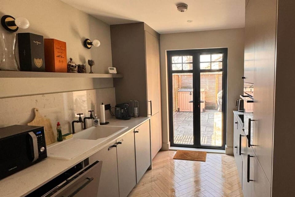 Apartment | Private kitchen | Fridge, microwave, oven, stovetop