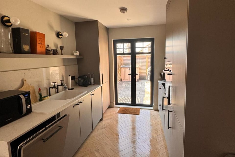 Apartment | Private kitchen | Fridge, microwave, oven, stovetop