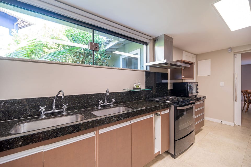 Deluxe House, 4 Bedrooms, Private Pool, Lakeside | Private kitchen | Fridge, microwave, oven, stovetop