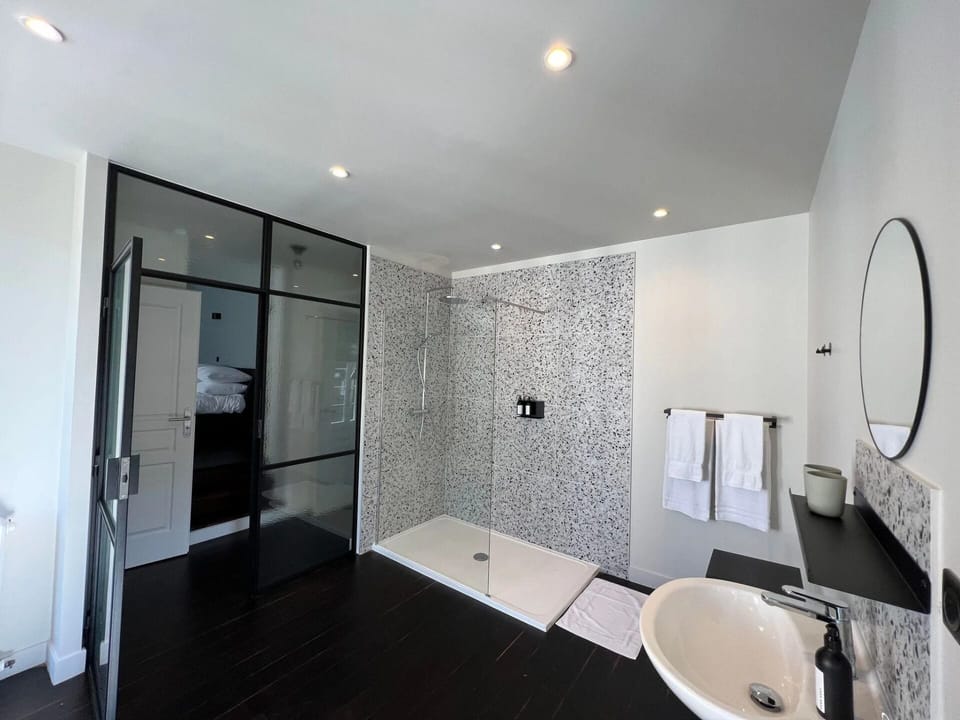 Comfort Double Room, Garden View | Bathroom | Hair dryer, towels