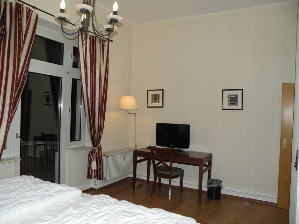 Deluxe Double Room, 1 Double Bed, Private Bathroom, Garden View | Living area