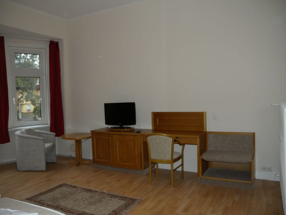 Classic Double Room, 1 Queen Bed | Living area