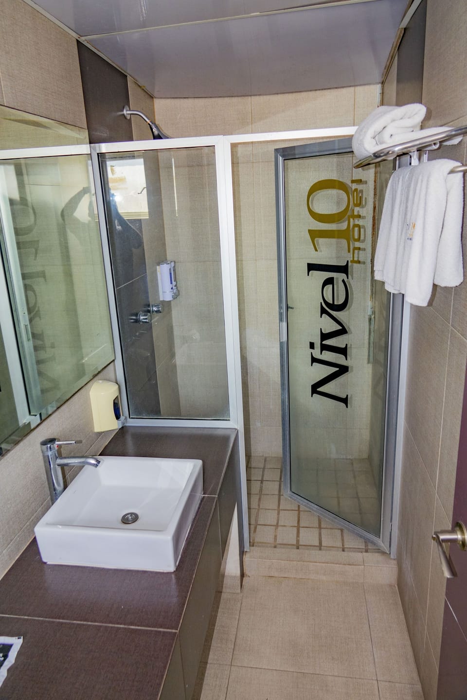 Shower, rainfall showerhead, free toiletries, towels
