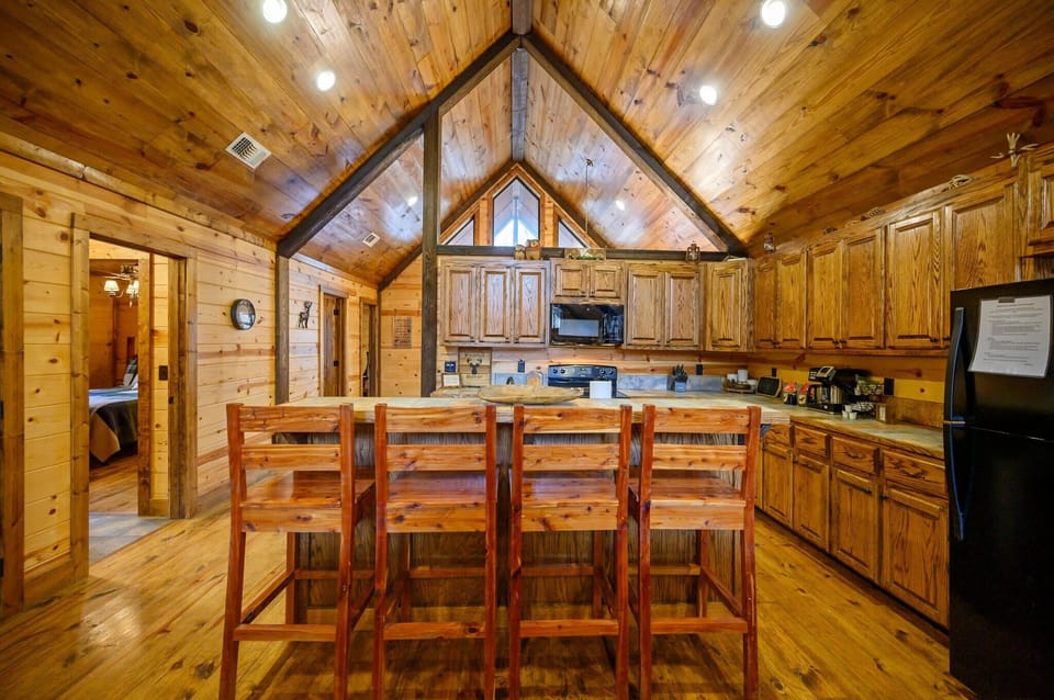 Cabin, Multiple Beds, Hot Tub, Garden View (Whitetail Retreat) | Private kitchen | Fridge, microwave, oven, stovetop
