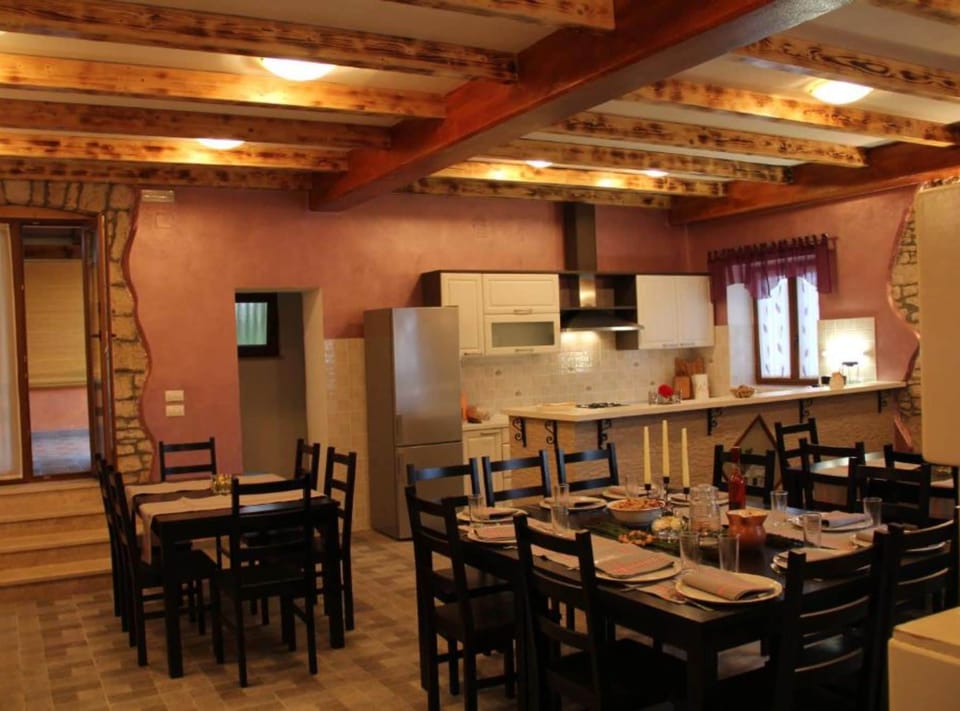House (Three Bedroom Holiday Home with Priva) | Dining room