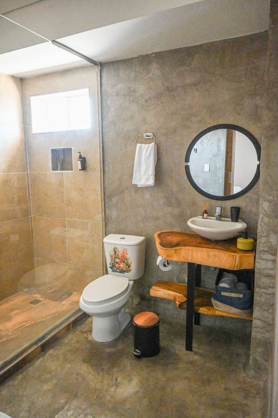 Comfort Studio Suite | Bathroom | Shower, rainfall showerhead, hair dryer, towels