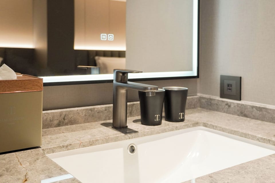 Classic Twin Room | Bathroom | Shower, towels, shampoo, toilet paper