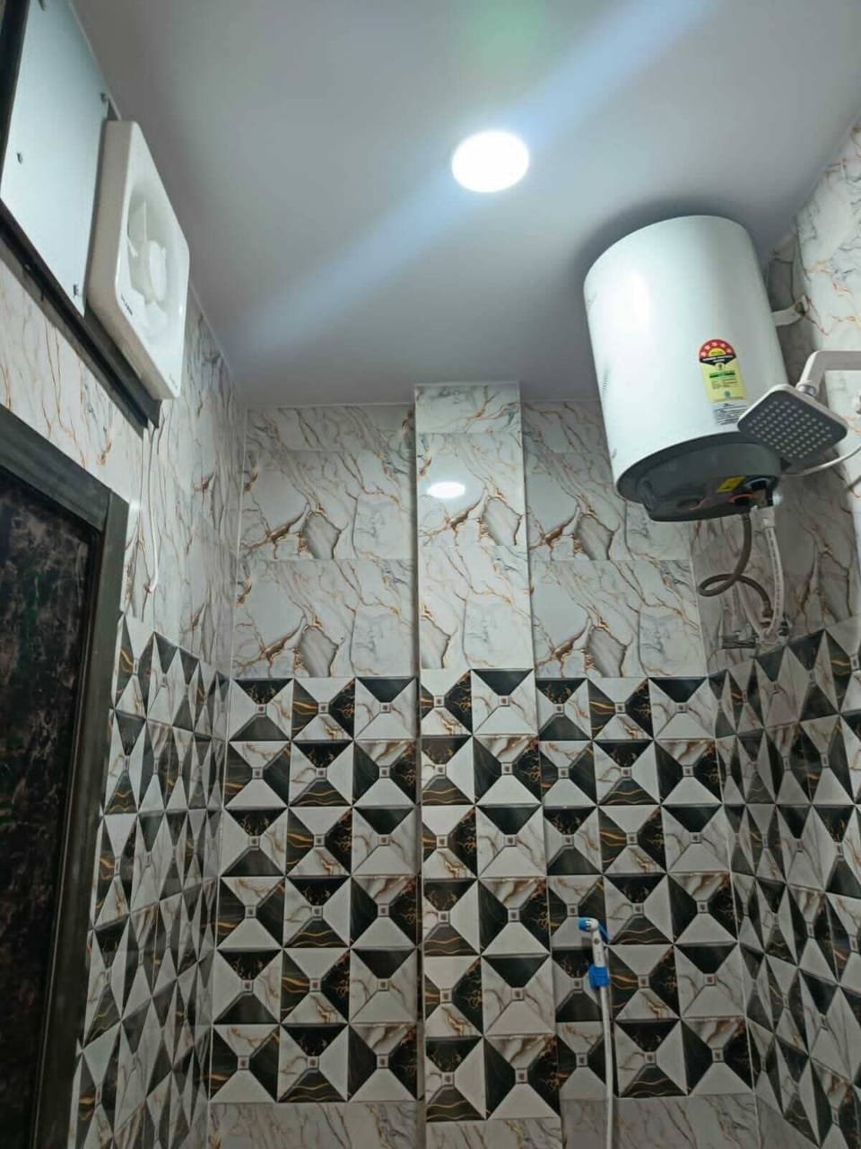 Luxury Quadruple Room | Bathroom | Separate tub and shower, towels, soap, shampoo
