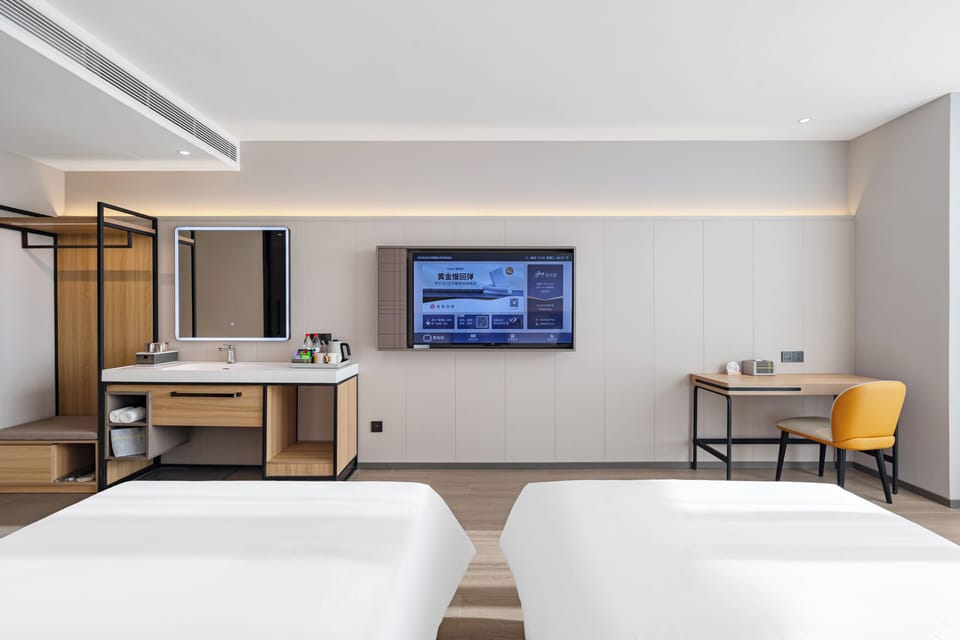Classic Double Room, City View | Desk, laptop workspace, soundproofing, WiFi (free)