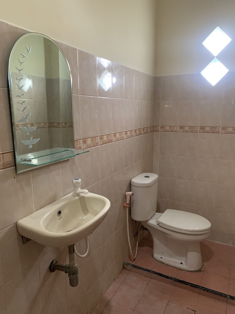 Deluxe Double Room | Bathroom | Shower, free toiletries, bidet, towels