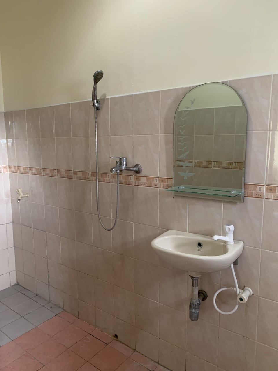 Standard Suite, 1 Double Bed | Bathroom | Shower, free toiletries, bidet, towels