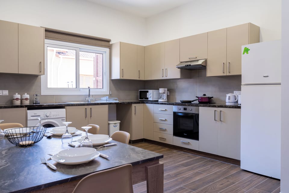 Basic Apartment, 2 Bedrooms, Balcony, City View | Private kitchen | Coffee/tea maker, full-size fridge, microwave, oven