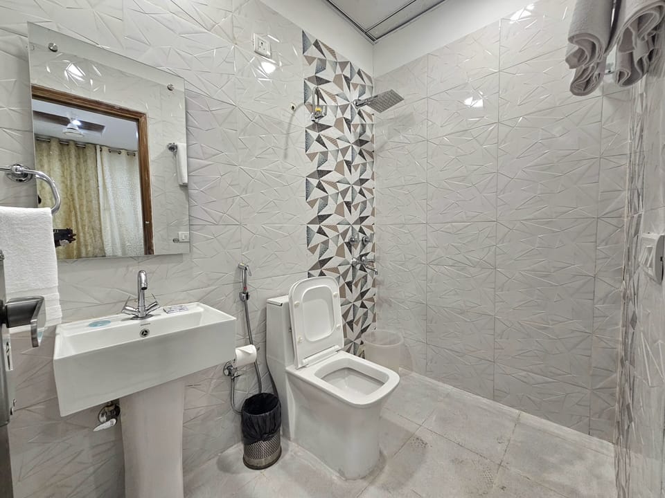 Shower, free toiletries, hair dryer, towels