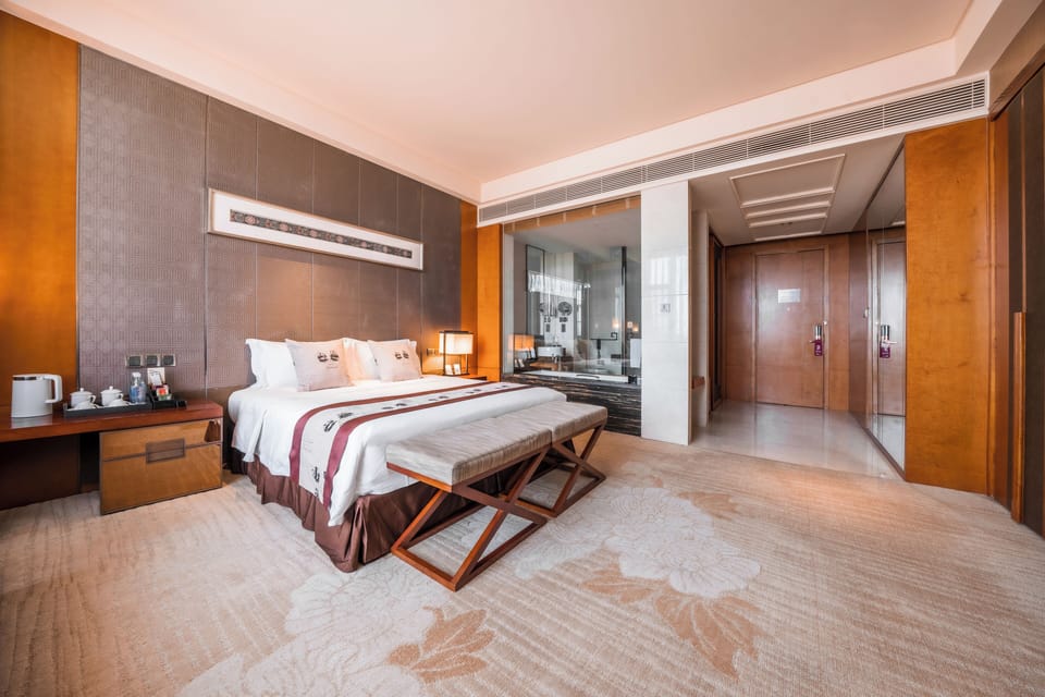 Deluxe King Room | In-room safe, blackout drapes, WiFi (free)