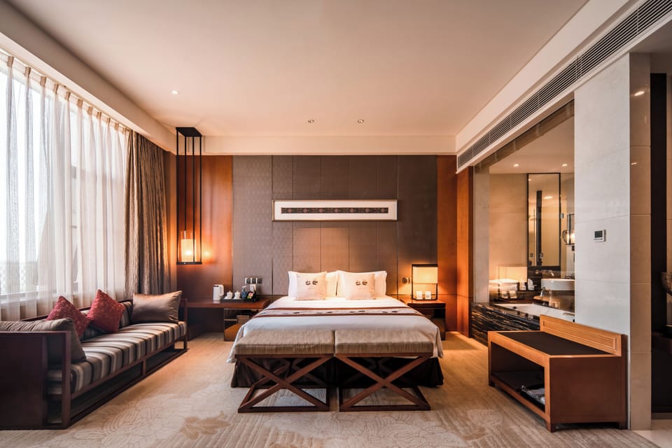 Deluxe King Room | In-room safe, blackout drapes, WiFi (free)
