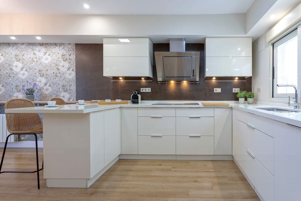 Apartment (4 Bedrooms) | Private kitchen | Microwave, oven, stovetop, coffee/tea maker