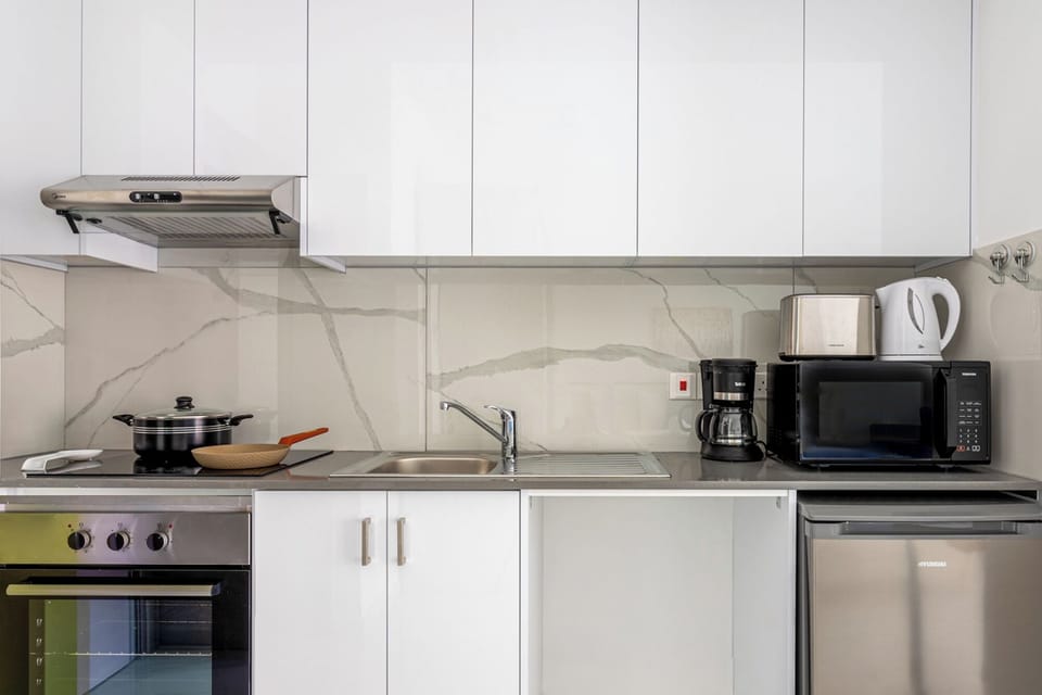 Studio, 1 Double Bed, Balcony, City View | Private kitchen | Coffee/tea maker, mini-fridge, microwave, oven