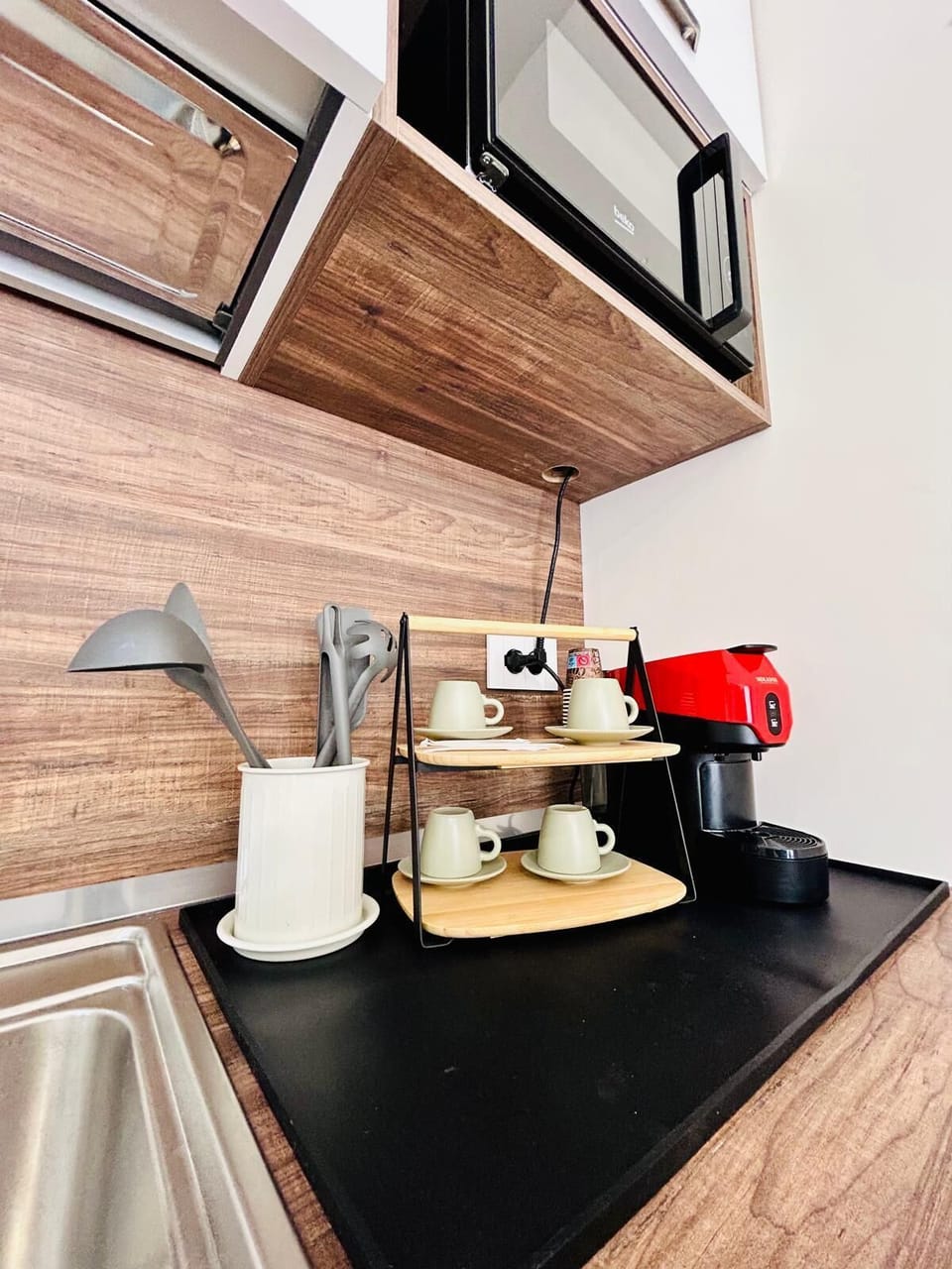 Deluxe Apartment, Balcony, City View | Private kitchen | Fridge, microwave, stovetop, cookware/dishes/utensils