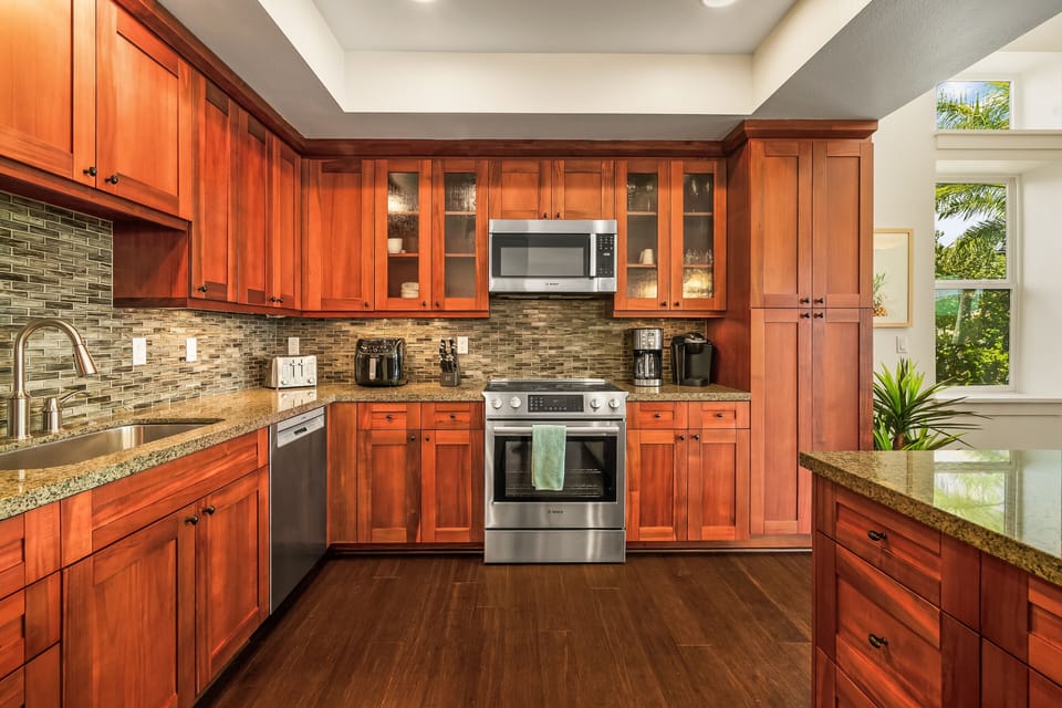 Condo, 3 Bedrooms | Private kitchen | Fridge, oven, coffee/tea maker, toaster