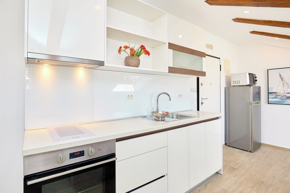 Oven, stovetop, dishwasher, electric kettle