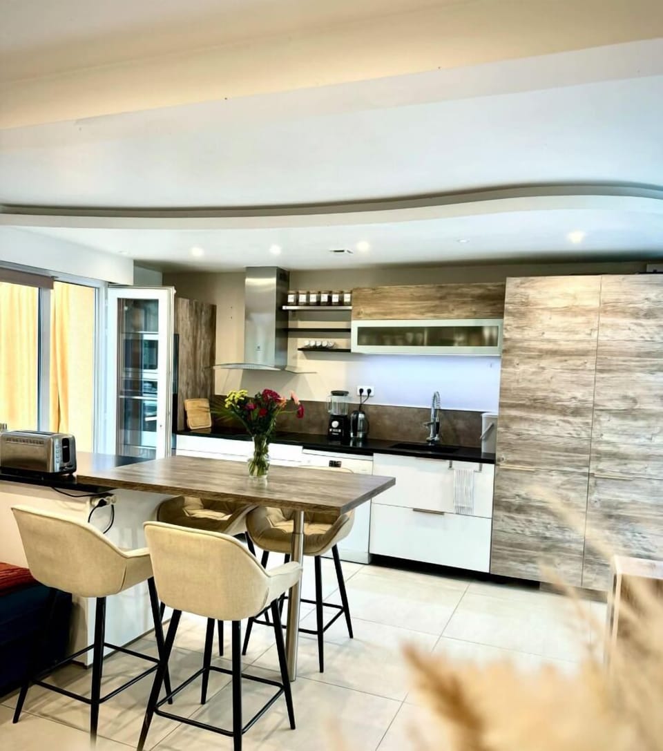 Family Apartment, Balcony, Garden View | Living area
