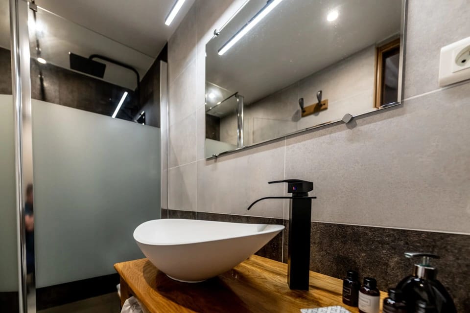 Standard Room | Bathroom | Shower, towels