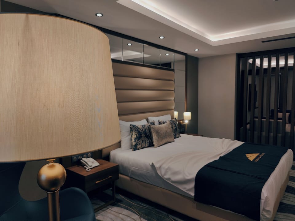 Senior Suite | Egyptian cotton sheets, premium bedding, Select Comfort beds, minibar