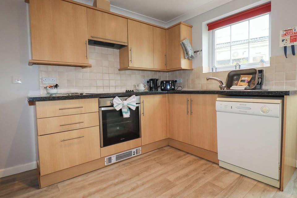 Cottage | Private kitchen | Fridge, microwave, dishwasher, toaster