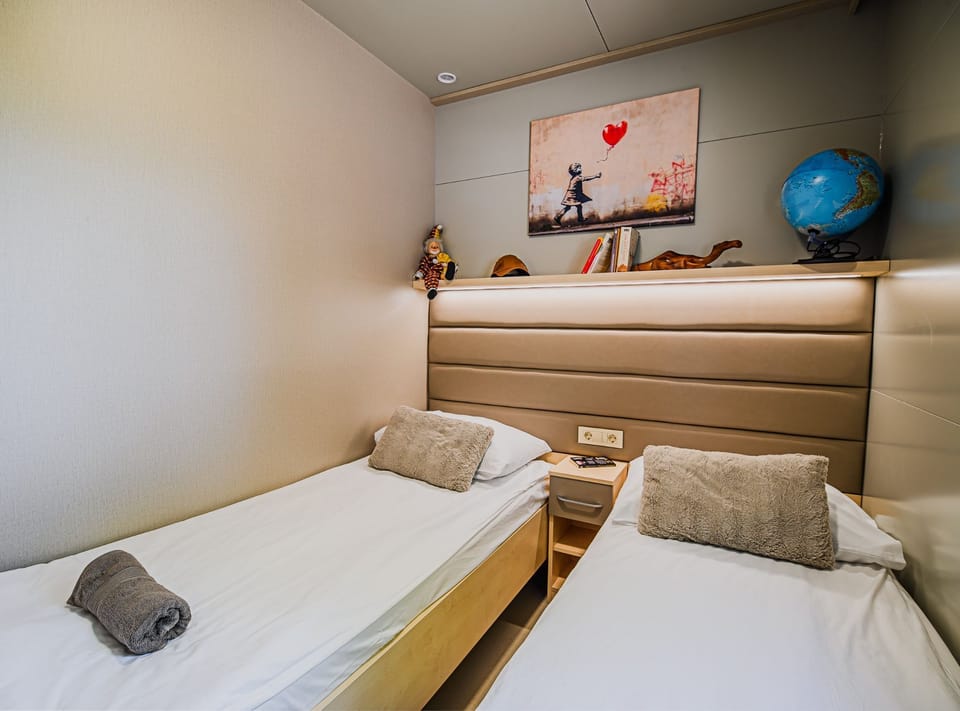 Mobile Home (Three Bedroom Mobile Home 15/014) | 24 bedrooms