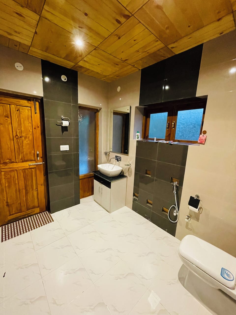 Suite | Bathroom | Shower, towels, soap, shampoo