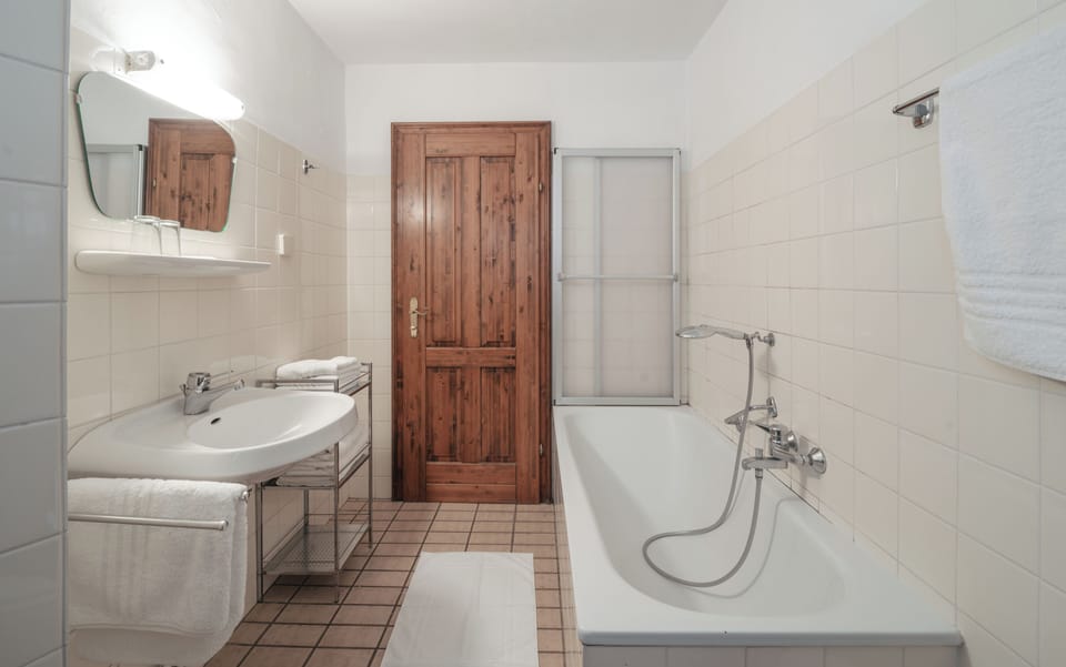 Basic Quadruple Room | Bathroom | Towels, shampoo, toilet paper
