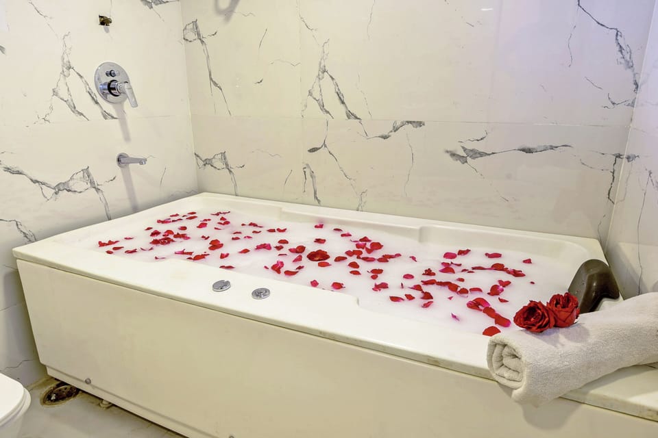 Luxury Suite | Jetted tub